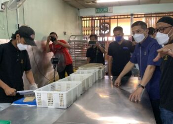 MOHAMED Azmin Ali (dua dari kanan) melawat sebuah kilang yang memproses keropok lekor di Kulai, Johor.