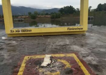 SENASKAH al-Quran ditemukan terbakar oleh orang ramai ketika berkunjung ke Tasik Taman Sri Impian di Kluang, Johor.