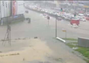 KEADAAN Jalan Tebrau di bandar raya Johor Bahru yang dinaiki air hanya selepas kira-kira 15 minit hujan lebat turun, petang ini.