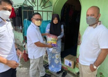PEGAWAI Pejabat ADUN Larkin menyampaikan bantuan awal kepada Nur Rizan Aman sebelum usaha pembaikan rumah dilakukan di Lorong Setia, Jalan Rahmat di Kampung Melayu Majidee, Johor Bahru.