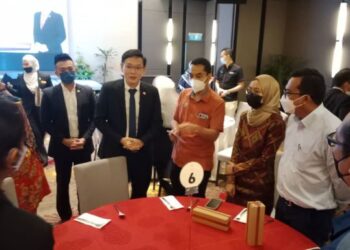 LEE Ting Han (tiga kiri) beramah mesra dengan pemain industri dalam majlis Sesi Mesra Pelabur di Senai, hari ini.