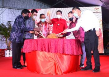 MOHAMED  Azmin Ali (tiga dari kanan) bersama Mohd. Rashid Hasnon (tiga dari kiri) dan Boo Chin Liong (dua dari kanan) pada Majlis Makan Malam Tahun Baharu Cina bersama Dewan Perniagaan Cina Batu Pahat di Batu Pahat, Johor.