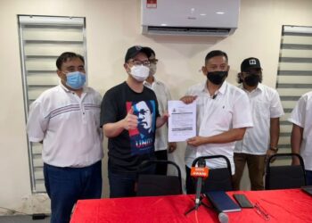 HISHAMUDDIN Busri (depan kanan) menyerahkan borang keahlian Warisan kepada Junz Wong dalam sidang akhbar keluar Bersatu di Pekan Nanas, Pontian.