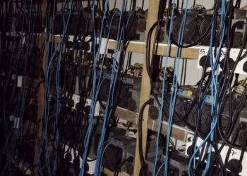 POLIS merampas beberapa peralatan di sebuah premis yang menjalankan perlombongan bitcoin di Taman Flora Utama, Batu Pahat.