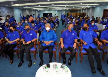 AHMAD Zahid Hamidi (tengah) bersama Mohamad Hassan, Hasni Mohamad serta barisan kepimpinan BN di Majlis Perjumpaan Bersama Pimpinan Utama UMNO, MCA dan MIC Johor di Pejabat UMNO Johor, Johor Bahru. -UTUSAN/RAJA JAAFAR ALI