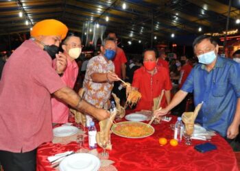 HASNI Mohammad (tengah) dan Ahmad Maslan (dua dari kanan) menggaul Yee Sang sempena Jamuan Muhibbah Tahun Baharu Cina di Pontian, Johor. - UTUSAN/RAJA JAAFAR ALI