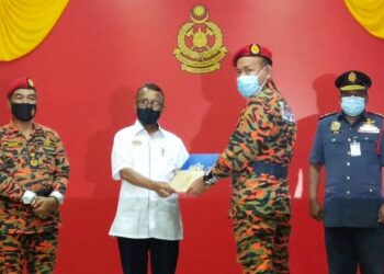 ISMAIL Abd. Muttalib (dua dari kiri) menyampaikan hadiah pertandingan Jalur Gemilang peringkat JBPM Johor sempena lawatan kerja rasmi ke Ibu pejabat JBPM Negeri Johor di Johor Bahru. - FOTO/BAAZLAN IBRAHIM