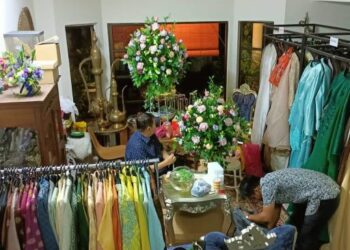 BUTIK pengantin milik Sahizan Yaacob yang menempatkan lebih 1,000 pasang baju pengantin yang tidak dapat digunakan akibat tidak beroperasi di Johor Bahru.