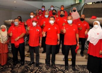 MOHAMAD Sabu (depan, tiga dari kiri) bersama 16 calon Amanah yang akan bertanding dalam PRN Johor ketika majlis pengumuman di Hotel Thistle, Johor Bahru. - FOTO/RAJA JAAFAR ALI