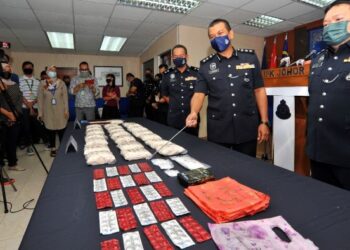 MOHD. Afzanizam Yahaya (dua dari kanan) menunjukkan sejumlah dadah berupa heroin, syabu dan pil erimin 5 yang berjaya dirampas pada sidang akhbar di IPK Johor, Johor Bahru. - FOTO/RAJA JAAFAR ALI