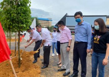 LIM Guan Eng (dua kiri) menanam pokok sebagai simbolik pelancaran ibu pejabat DAP Johor yang baharu di Kulai, Johor. -UTUSAN/KHAIRUL MOHD ALI