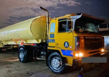 LORI tangki yang ditahan PGA bersama 30,000 liter diesel bersubsidi di Jalan Batu 18, Jalan Sungai Tiram, Johor Bahru, di sini.