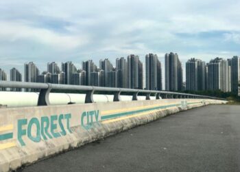 PROJEK mega Forest City yang disenaraikan sebuah saluran YouTube, Top Luxury sebagai antara lima projek yang tidak berguna di dunia di Iskandar Puteri di Johor.