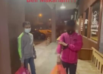 TANGKAP layar video dua lelaki yang sedang menjalani perintah kuarantin keluar membeli makanan walaupun memakai gelang merah jambu di Taman Sierra Perdana, Masai di Johor.