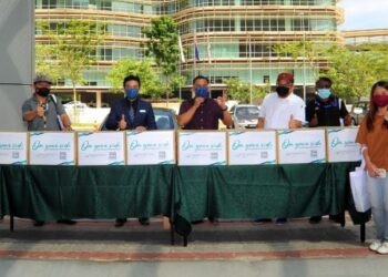 DR. Kamal Amzan (tiga dari kiri) menyumbangkan keperluan asas kepada Kelab Media Johor yang disampaikan kepada Mohamad Fauzi Ishak (empat dari kanan) bersama sebahagian ahli di Hospital Gleneagles Medini, Iskandar Puteri di Johor. -UTUSAN/RAJA JAAFAR ALI