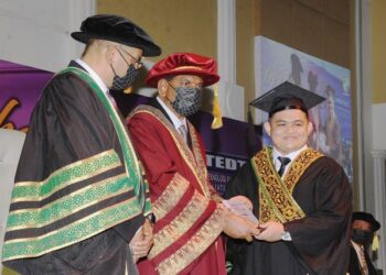 PENGERUSI Pengelola INSTEDT, Mejar Jeneral (B) Datuk Md. Ismail Ahmad Khan (dua dari kiri) menyampaikan anugerah graduan cemerlang kepada Mohamad Nafizzudin Abdul Isa sempena Istiadat Konvokesyen INSTEDT Ke-15.