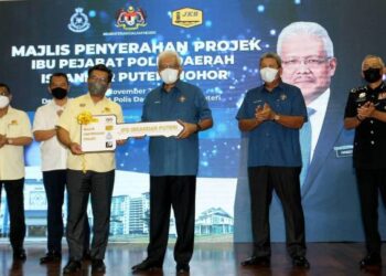 HAMZAH Zainuddin (tiga, kanan) ketika menghadiri Majlis Penyerahan Projek IPD Iskandar Puteri yang baharu di Iskandar Puteri, Johor. -UTUSAN/BAZLAN IBRAHIM