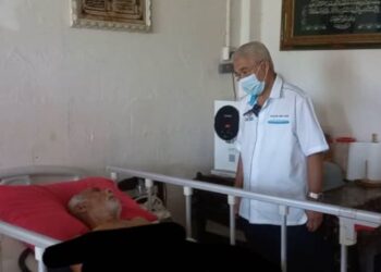HASSAN Abdul Karim ketika mengunjungi seorang pesakit kronik di Perjiranan 8, Flat Taman Air Biru, Johor Bahru.