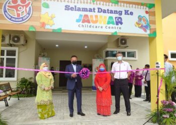 HASNI Mohammad (dua kiri) merasmikan Jauhar Child Care di Kota Iskandar, Iskandar Puteri di Johor. -UTUSAN/KHAIRUL MOHD ALI