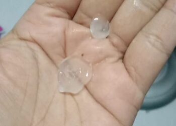 KETULAN berwarna putih dipercayai hujan air batu yang melanda beberapa kawasan di Buloh Kasap, Segamat, petang semalam.
