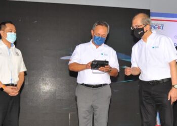 Hasni Mohamad diberi penerangan oleh Ir. Khairil Anwar Ahmad mengenai alat kawalan jauh dron pada Majlis Perasmian Padang Latihan Dron di Medini, Iskandar Puteri disini. UTUSAN/RAJA JAAFAR ALI