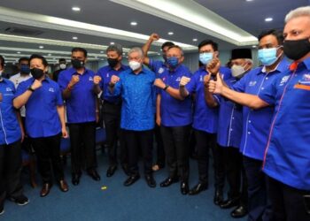 AHMAD Zahid Hamidi bersama Mohamad Hassan dan pimpinan UMNO lain selepas Majlis Perjumpaan Bersama Pimpinan Utama UMNO, MCA dan MIC Johor di Pejabat UMNO Johor, Johor Bahru di sini. UTUSAN/RAJA JAAFAR ALI
