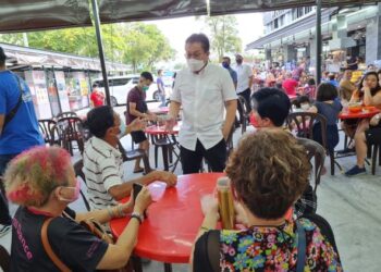 NUR Jazlan Mohamed (berdiri) turut mengambil peluang bertemu orang ramai ketika menyertai program tinjauan mesra di sekitar Perling, Johor Bahru, di sini.