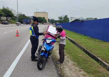 JPJ Johor mengeluarkan 25 notis kepada penunggang p-hailing dalam tempoh kurang dua jam operasi di lokasi hotspot perkhidmatan tersebut di Johor Bahru, Johor.