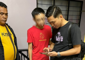 SUSPEK (baju merah) ditahan di kediamannya dalam Op Soga IX di Tangkak.