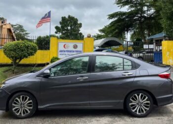 KERETA yang dinaiki ahli keluarga kanak-kanak berusia dua tahun yang maut setelah terjatuh daripada kerusi bayi di Skudai, semalam meninggalkan pekarangan rumah mayat HSA Johor Bahru setelah selesai bedah siasat, petang semalam.