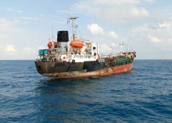 KAPAL tangki yang berdaftar dari Saint Kitts and Nevis ditahan selepas disyaki bersauh secara haram di kedudukan 26 batu nautika timur Tanjung Sedili Kechil, Johor.