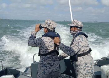 ANGGOTA Maritim Malaysia melakukan pencarian dalam operasi hari kedua mengesan baki tiga mangsa yang dipercayai masih hilang dalam kejadian bot karam di Teluk Ramunia semalam.