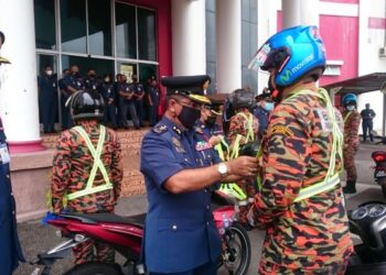 YAHAYA Madis memakaikan vest keselamatan kepada anggota bomba ketik melancarkan kempen Keselamatan Jalan Raya sempena Perbarisan Tahunan JBPM Johor 2022 di Johor Bahru.