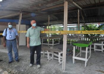 STEVEN Choong Shiau Yoon (kanan) bersama Setiausaha Persatuan Peniaga Melayu Taman Desa Cemerlang, Nasser Mohd. Yusof (tengah) menunjukkan salah sebuah gerai makan yang telah disita sebelum dirobohkan di Taman Desa Cemerlang, Johor Bahru. - FOTO/RAJA JAAFAR ALI
