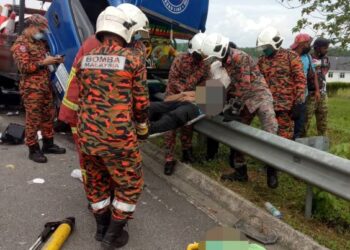 ANGGOTA bomba mengeluarkan mangsa yang tersepit dalam kemalangan melibatkan dua buah lori berhampiran Plaza Tol Skudai, Kulai, Johor.