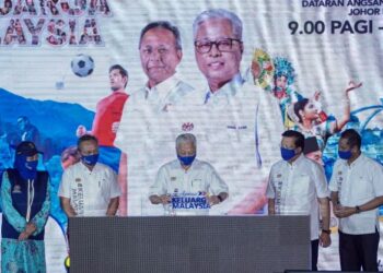 ISMAIL Sabri Yaakob (tengah) diiringi Menteri Besar Johor, Datuk Hasni Mohammad (dua dari kiri) melakukan gimik pelancaran Jelajah Aspirasi Keluarga Malaysia Negeri Johor di Dataran Angsana Johor Bahru Mall, Johor Bahru, hari ini. Hadir sama, Menteri Perpaduan Negara, Datuk Halimah Mohamed Sadique (kiri). - FOTO/FARIZ RUSADIO