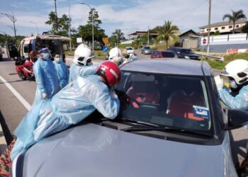 ANGGOTA bomba berusaha mengeluarkan mangsa yang terperangkap dalam kereta selepas terlibat kemalangan di hadapan Majlis Perbandaran Kluang di Johor.