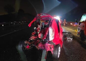KEADAAN kereta mangsa yang remuk selepas melanggar pembahagi jalan di Kilometer 23, Lebuhraya Utara-Selatan, arah Selatan.