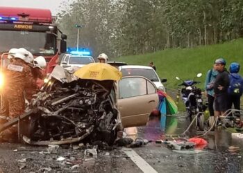 ANGGOTA bomba mengeluarkan mangsa kemalangan melibatkan lima buah kenderaan di Kilometer 70.4 Lebuhraya Utara-Selatan pukul 6.35 pagi tadi.