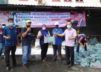 ABU Bakar Ali (dua kanan) menyerahkan sumbangan bakul barangan basah kepada wakil cawangan dalam program Jelajah Ziarah Prihatin PN Johor di Bandar Baru Uda, di Johor Bahru, Johor.