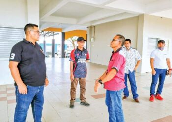 JEFRIDIN Atan (kiri) mendengar rungutan orang awam mengenai Terminal Pengangkutan Awam Kukup yang terbiar di Pekan Kukup Laut, Pontian, Johor. -UTUSAN/MUHAMMAD ZIKRI