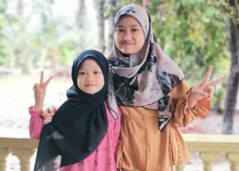 DINDA Nur Aisyah Rahmadani (kanan) dan Dinda Nur Syafilla yang kini dijaga Hairunniza Aini sejak setahun lalu sebagai anak angkat di Kota Tinggi, Johor.