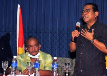 MOHAMED Khaled Nordin berucap pada sesi pembubaran Bersatu Cawangan Molek Harmoni di Taman Harmoni, Johor Bahru. UTUSAN/RAJA JAAFAR ALI