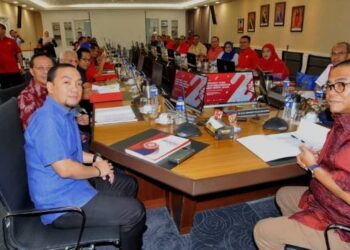 MOHAMED Khaled Nordin (kanan) mempengerusikan Mesyuarat Khas Badan Perhubungan UMNO yang turut dihadiri Menteri Besar Johor, Datuk Onn Hafiz Ghazi di Ibu Pejabat UMNO di Johor Bahru.