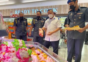 MOHD. Hairul Anuar Bohro (dua kanan) melakukan pemeriksaan bersama penguatkuasa KPDNHEP di sebuah pasar raya di Johor Bahru.