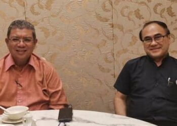 CHONG Fat Full (kanan) mengadakan pertemuan dengan Menteri Luar, Datuk Seri Saifuddin Abdullah di Pejabat Kementerian Luar Negeri, Putrajaya, pada 4 Oktober lalu.