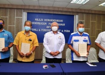 MAHMOOD Amir (dua kiri) menandatangani MoU antara PKMM Johor, PERKOBF, PKNF dan PKBM sambil disaksikan Ahli Dewan Undangan Negeri Senggarang, Khairuddin A. Rahim (tengah) di Hotel Sri Malaysia di Johor Bahru. -UTUSAN/RAJA JAAFAR ALI