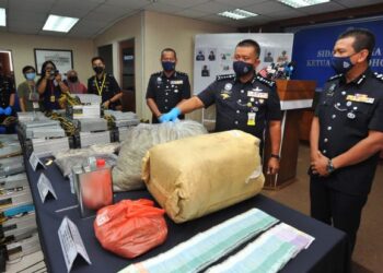 KAMARUL Zaman Mamat (dua kanan) menunjukkan dadah jenis serbuk ekstasi dan magic mushroom bernilai RM1.04 juta yang berjaya dirampas pada sidang akhbar di IPK Johor di Johor Bahru. - UTUSAN/ RAJA JAAFAR ALI