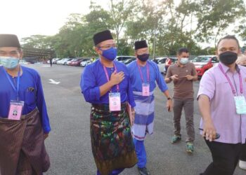 MOHD. Hairi Mad Shah (tengah) tiba untuk proses penamaan calon PRN Johor di Dewan JKR Johor Bahru.