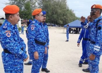 DR. ABD. Latiff Ahmad (dua dari kiri) hadir pada Majlis Penutupan Latihan Kemahiran PASPA di Pantai Air Papan, Mersing, Johor.